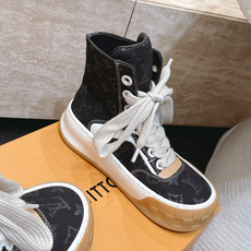 高版本 情侣款 Louis Vuitton Tilted Sneaker厚底休闲鞋饼干高帮鞋 鞋身采用了前所未有的不对称 高版本 情侣款 Louis Vuitton Tilted Sneaker厚底休闲鞋饼干高帮鞋 鞋身采用了前所未有的不对称