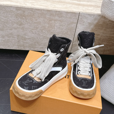 高版本 情侣款 Louis Vuitton Tilted Sneaker厚底休闲鞋饼干高帮鞋 鞋身采用了前所未有的不对称 高版本 情侣款 Louis Vuitton Tilted Sneaker厚底休闲鞋饼干高帮鞋 鞋身采用了前所未有的不对称