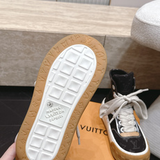 高版本 情侣款 Louis Vuitton Tilted Sneaker厚底休闲鞋饼干高帮鞋 鞋身采用了前所未有的不对称 高版本 情侣款 Louis Vuitton Tilted Sneaker厚底休闲鞋饼干高帮鞋 鞋身采用了前所未有的不对称