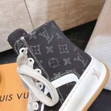 高版本 情侣款 Louis Vuitton Tilted Sneaker厚底休闲鞋饼干高帮鞋 鞋身采用了前所未有的不对称 高版本 情侣款 Louis Vuitton Tilted Sneaker厚底休闲鞋饼干高帮鞋 鞋身采用了前所未有的不对称