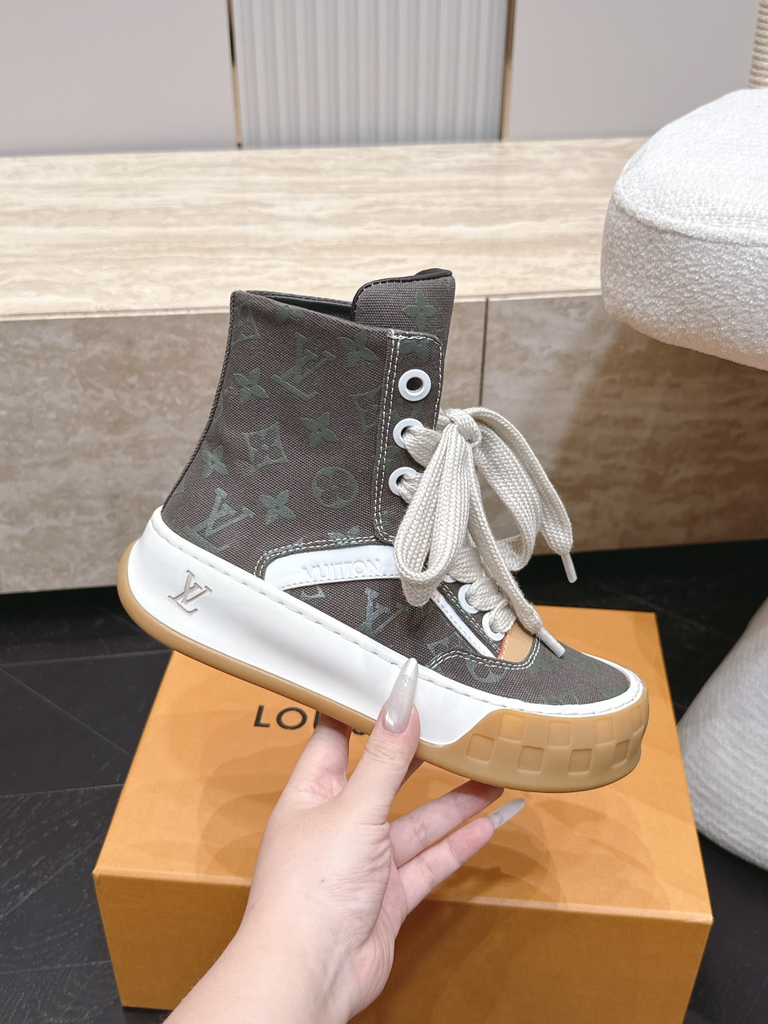 高版本 情侣款 Louis Vuitton Tilted Sneaker厚底休闲鞋饼干高帮鞋 鞋身采用了前所未有的不对称 高版本 情侣款 Louis Vuitton Tilted Sneaker厚底休闲鞋饼干高帮鞋 鞋身采用了前所未有的不对称