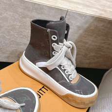 高版本 情侣款 Louis Vuitton Tilted Sneaker厚底休闲鞋饼干高帮鞋 鞋身采用了前所未有的不对称 高版本 情侣款 Louis Vuitton Tilted Sneaker厚底休闲鞋饼干高帮鞋 鞋身采用了前所未有的不对称
