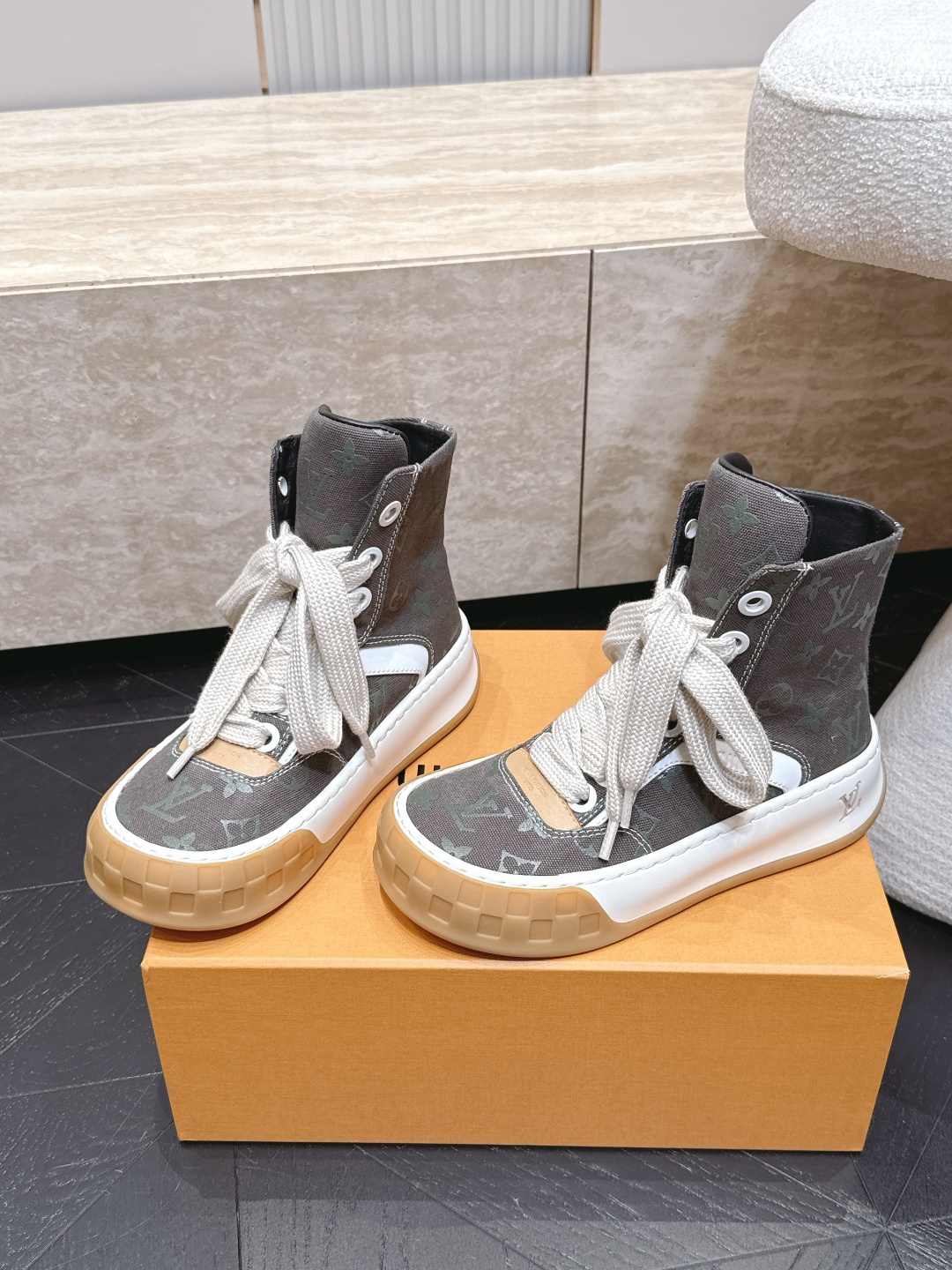 高版本 情侣款 Louis Vuitton Tilted Sneaker厚底休闲鞋饼干高帮鞋 鞋身采用了前所未有的不对称