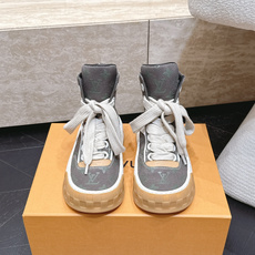 高版本 情侣款 Louis Vuitton Tilted Sneaker厚底休闲鞋饼干高帮鞋 鞋身采用了前所未有的不对称 高版本 情侣款 Louis Vuitton Tilted Sneaker厚底休闲鞋饼干高帮鞋 鞋身采用了前所未有的不对称