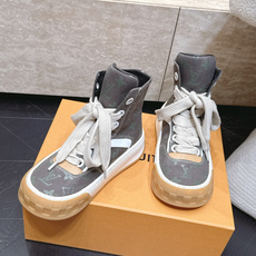 高版本 情侣款 Louis Vuitton Tilted Sneaker厚底休闲鞋饼干高帮鞋 鞋身采用了前所未有的不对称 高版本 情侣款 Louis Vuitton Tilted Sneaker厚底休闲鞋饼干高帮鞋 鞋身采用了前所未有的不对称