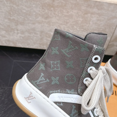 高版本 情侣款 Louis Vuitton Tilted Sneaker厚底休闲鞋饼干高帮鞋 鞋身采用了前所未有的不对称 高版本 情侣款 Louis Vuitton Tilted Sneaker厚底休闲鞋饼干高帮鞋 鞋身采用了前所未有的不对称