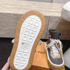 高版本 情侣款 Louis Vuitton Tilted Sneaker厚底休闲鞋饼干高帮鞋 鞋身采用了前所未有的不对称 高版本 情侣款 Louis Vuitton Tilted Sneaker厚底休闲鞋饼干高帮鞋 鞋身采用了前所未有的不对称