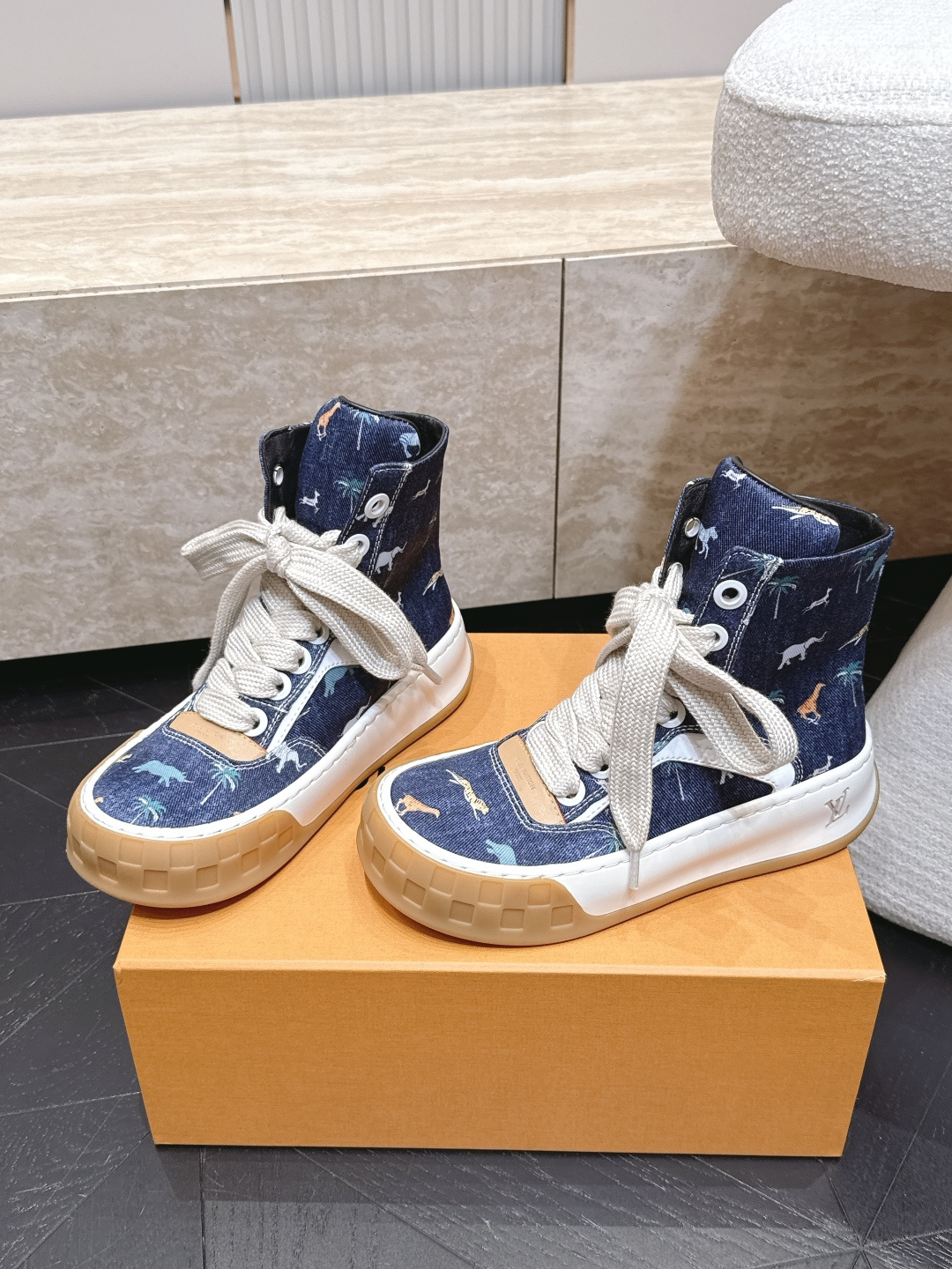 高版本 情侣款 Louis Vuitton Tilted Sneaker厚底休闲鞋饼干高帮鞋 鞋身采用了前所未有的不对称
