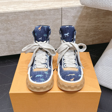 高版本 情侣款 Louis Vuitton Tilted Sneaker厚底休闲鞋饼干高帮鞋 鞋身采用了前所未有的不对称 高版本 情侣款 Louis Vuitton Tilted Sneaker厚底休闲鞋饼干高帮鞋 鞋身采用了前所未有的不对称