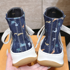 高版本 情侣款 Louis Vuitton Tilted Sneaker厚底休闲鞋饼干高帮鞋 鞋身采用了前所未有的不对称 高版本 情侣款 Louis Vuitton Tilted Sneaker厚底休闲鞋饼干高帮鞋 鞋身采用了前所未有的不对称