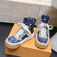 高版本 情侣款 Louis Vuitton Tilted Sneaker厚底休闲鞋饼干高帮鞋 鞋身采用了前所未有的不对称 高版本 情侣款 Louis Vuitton Tilted Sneaker厚底休闲鞋饼干高帮鞋 鞋身采用了前所未有的不对称