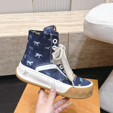 高版本 情侣款 Louis Vuitton Tilted Sneaker厚底休闲鞋饼干高帮鞋 鞋身采用了前所未有的不对称 高版本 情侣款 Louis Vuitton Tilted Sneaker厚底休闲鞋饼干高帮鞋 鞋身采用了前所未有的不对称
