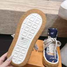 高版本 情侣款 Louis Vuitton Tilted Sneaker厚底休闲鞋饼干高帮鞋 鞋身采用了前所未有的不对称 高版本 情侣款 Louis Vuitton Tilted Sneaker厚底休闲鞋饼干高帮鞋 鞋身采用了前所未有的不对称
