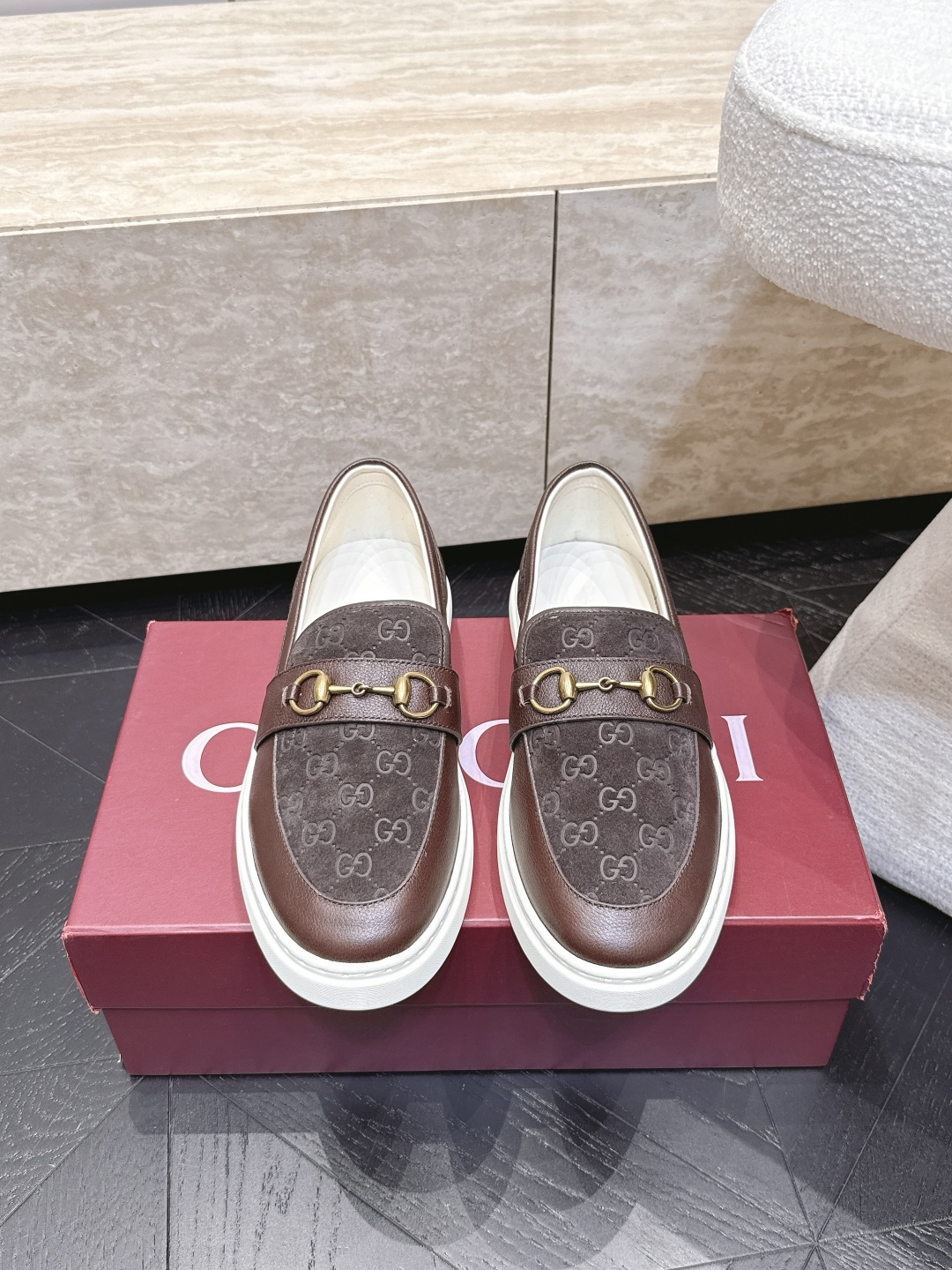 男款 Gucci 古驰早秋最新拼色马行扣休闲鞋，GG古奇系列休闲乐福休闲走秀款 ZP开发纯原版本……金属双G水晶圆柱形标