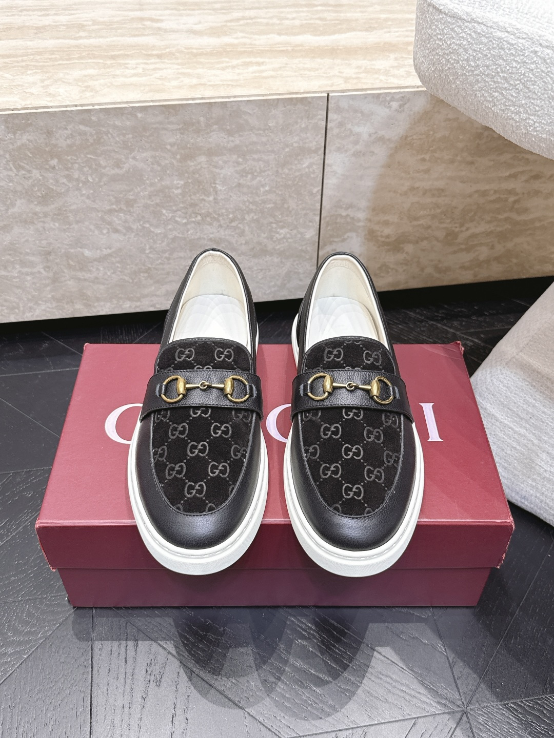 男款 Gucci 古驰早秋最新拼色马行扣休闲鞋，GG古奇系列休闲乐福休闲走秀款 ZP开发纯原版本……金属双G水晶圆柱形标