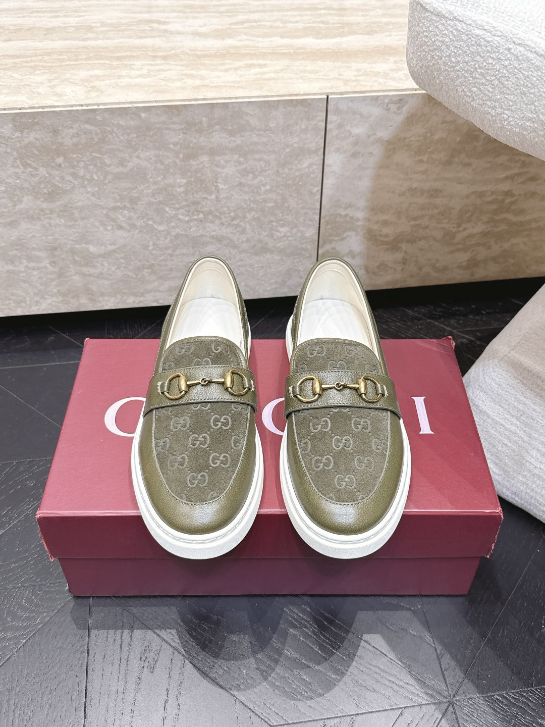 男款 Gucci 古驰早秋最新拼色马行扣休闲鞋，GG古奇系列休闲乐福休闲走秀款 ZP开发纯原版本……金属双G水晶圆柱形标
