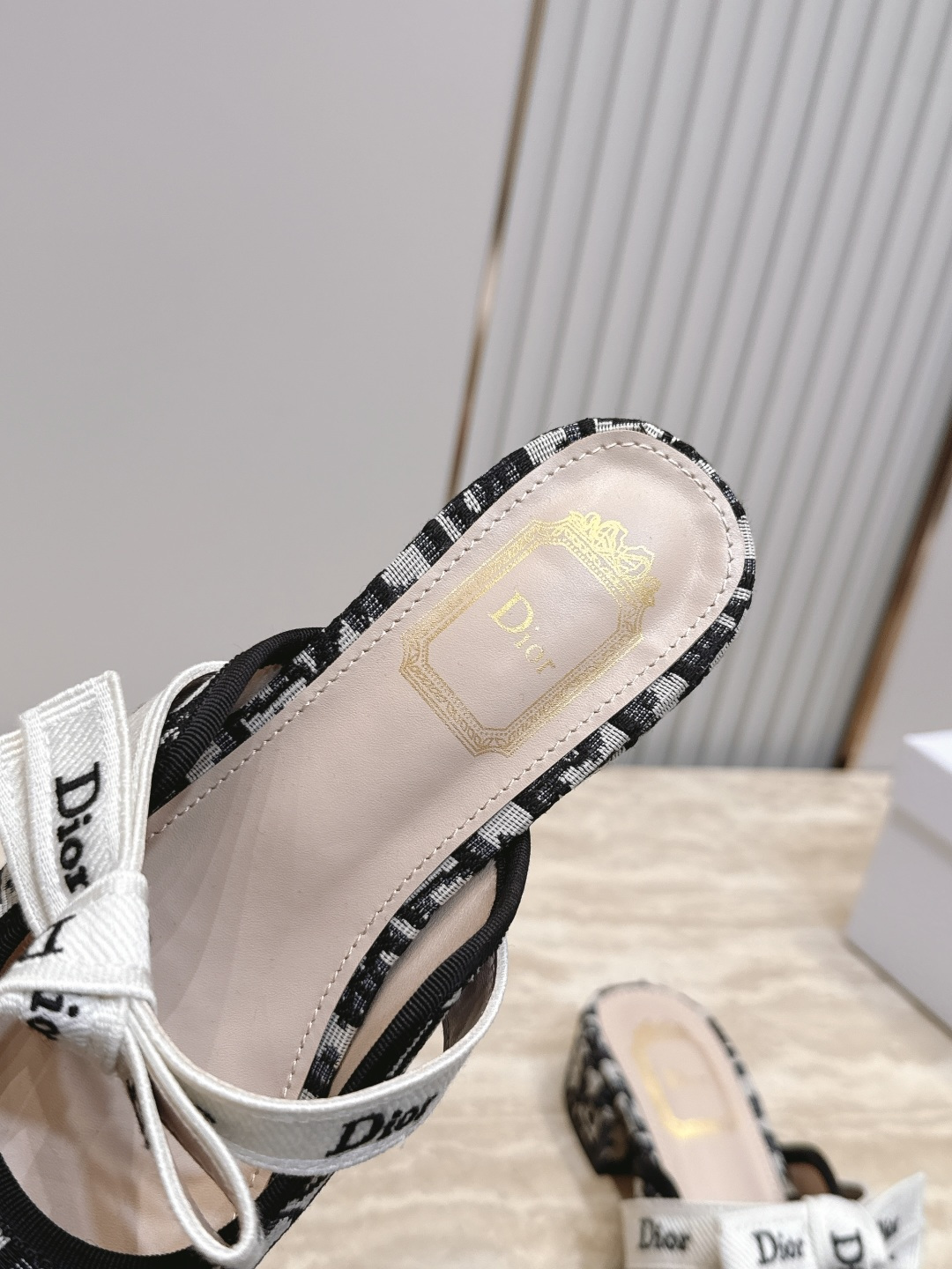 Dior 迪奥 26ss早秋系列 新款织带珍珠蝴蝶结中跟单鞋半拖鞋 以品牌经典标志性的字母织带装饰打造,搭配同色系的皮质 Dior 迪奥 26ss早秋系列 新款织带珍珠蝴蝶结中跟单鞋半拖鞋 以品牌经典标志性的字母织带装饰打造,搭配同色系的皮质