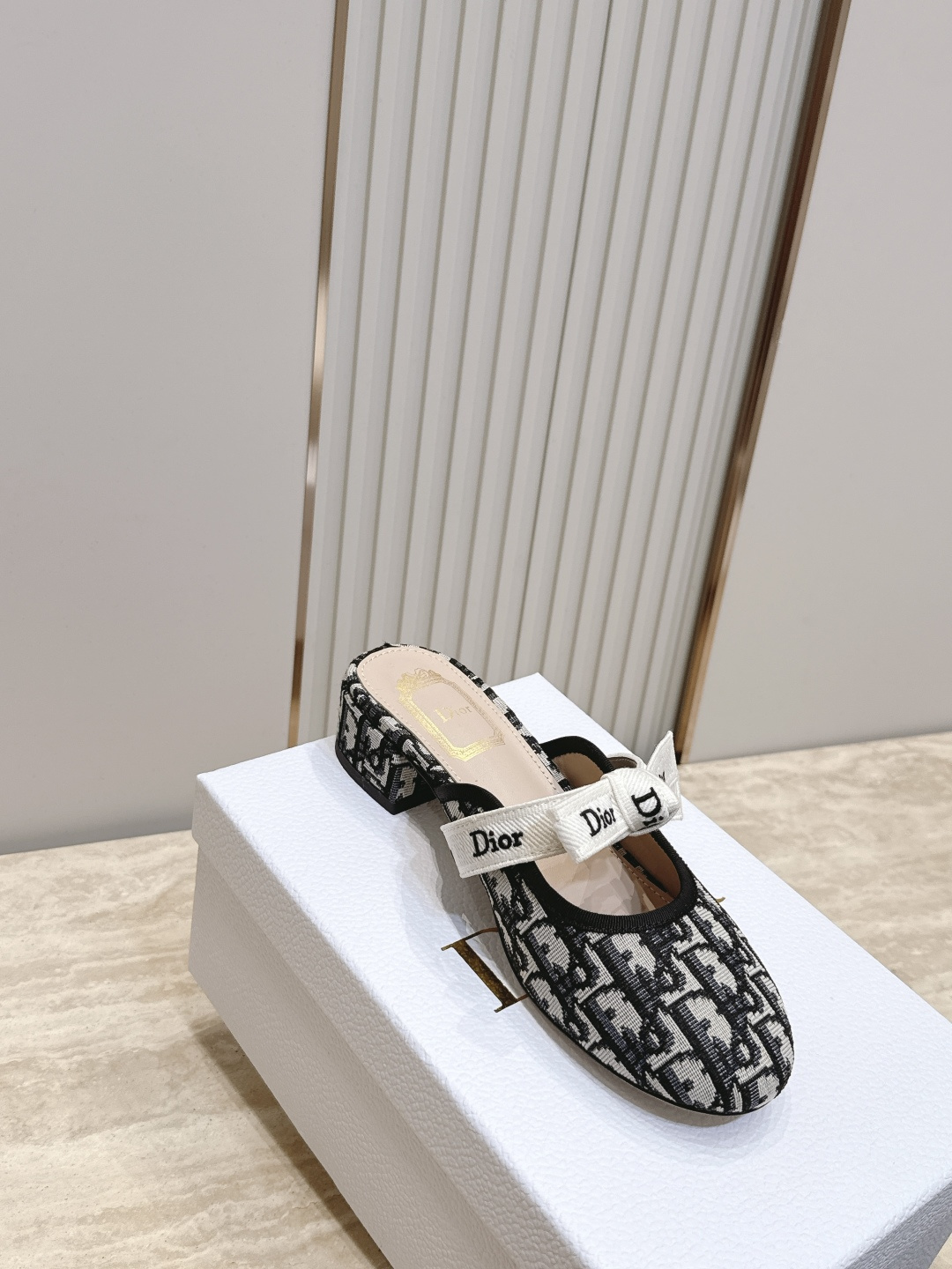 Dior 迪奥 26ss早秋系列 新款织带珍珠蝴蝶结中跟单鞋半拖鞋 以品牌经典标志性的字母织带装饰打造,搭配同色系的皮质 Dior 迪奥 26ss早秋系列 新款织带珍珠蝴蝶结中跟单鞋半拖鞋 以品牌经典标志性的字母织带装饰打造,搭配同色系的皮质