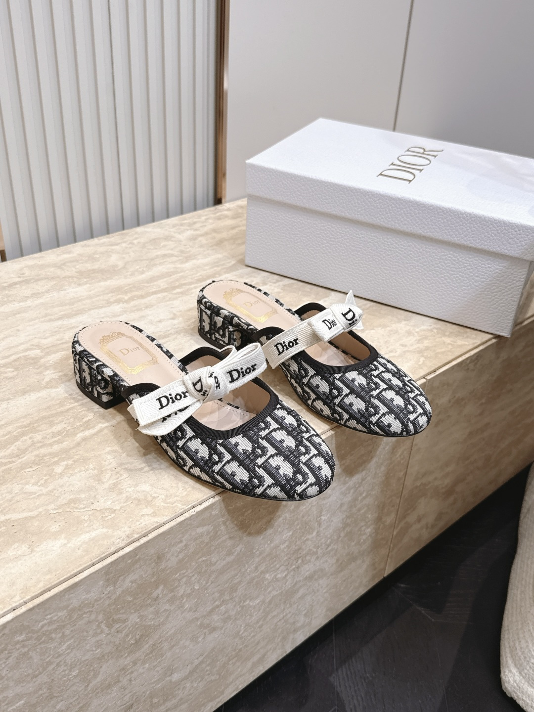 Dior 迪奥 26ss早秋系列 新款织带珍珠蝴蝶结中跟单鞋半拖鞋 以品牌经典标志性的字母织带装饰打造，搭配同色系的皮质