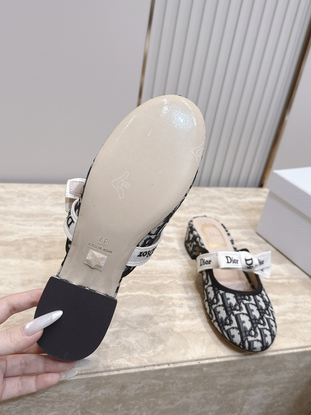 Dior 迪奥 26ss早秋系列 新款织带珍珠蝴蝶结中跟单鞋半拖鞋 以品牌经典标志性的字母织带装饰打造,搭配同色系的皮质 Dior 迪奥 26ss早秋系列 新款织带珍珠蝴蝶结中跟单鞋半拖鞋 以品牌经典标志性的字母织带装饰打造,搭配同色系的皮质