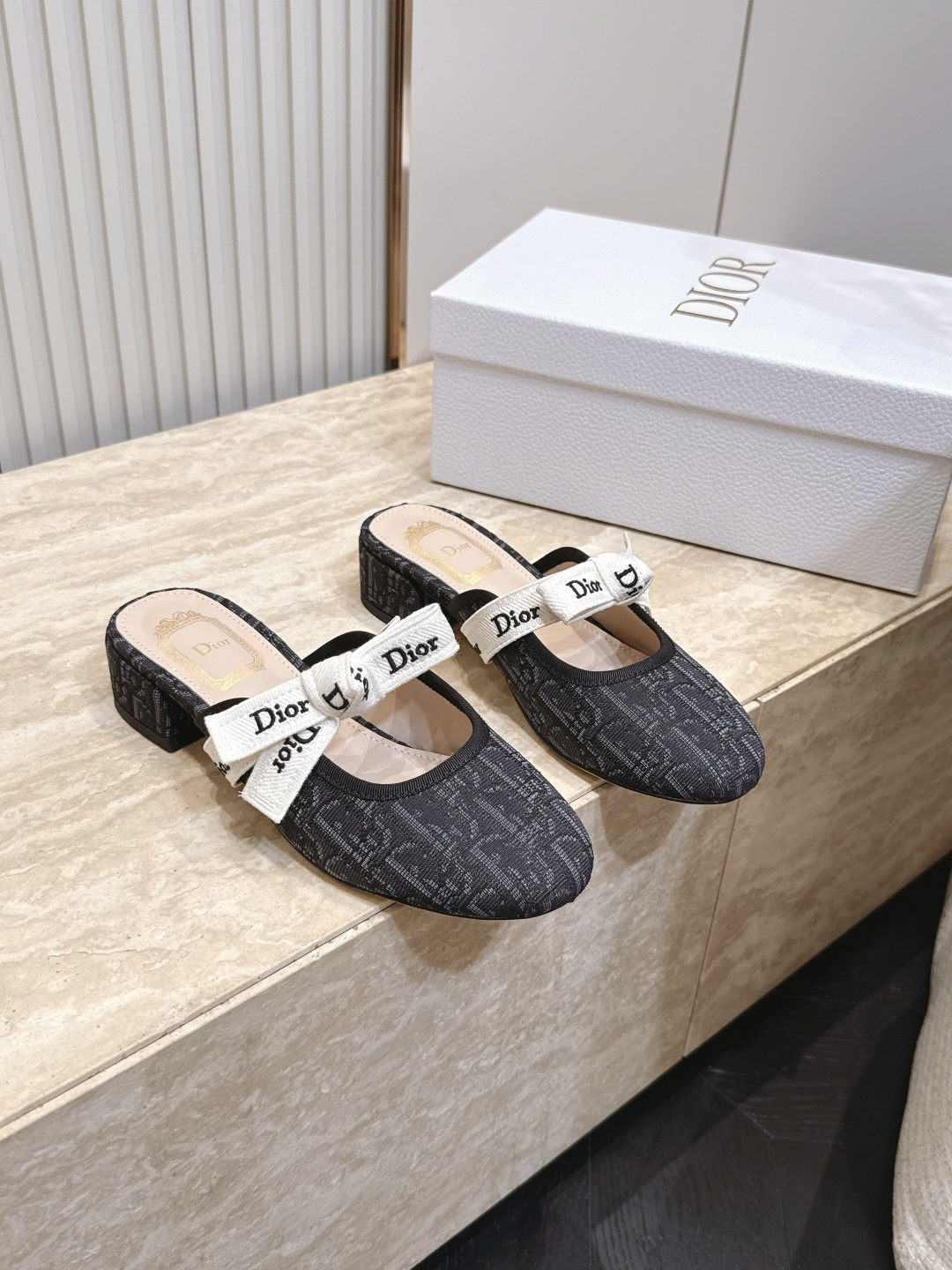 Dior 迪奥 26ss早秋系列 新款织带珍珠蝴蝶结中跟单鞋半拖鞋 以品牌经典标志性的字母织带装饰打造，搭配同色系的皮质