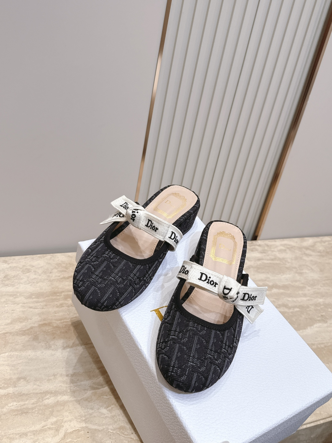 Dior 迪奥 26ss早秋系列 新款织带珍珠蝴蝶结中跟单鞋半拖鞋 以品牌经典标志性的字母织带装饰打造,搭配同色系的皮质 Dior 迪奥 26ss早秋系列 新款织带珍珠蝴蝶结中跟单鞋半拖鞋 以品牌经典标志性的字母织带装饰打造,搭配同色系的皮质