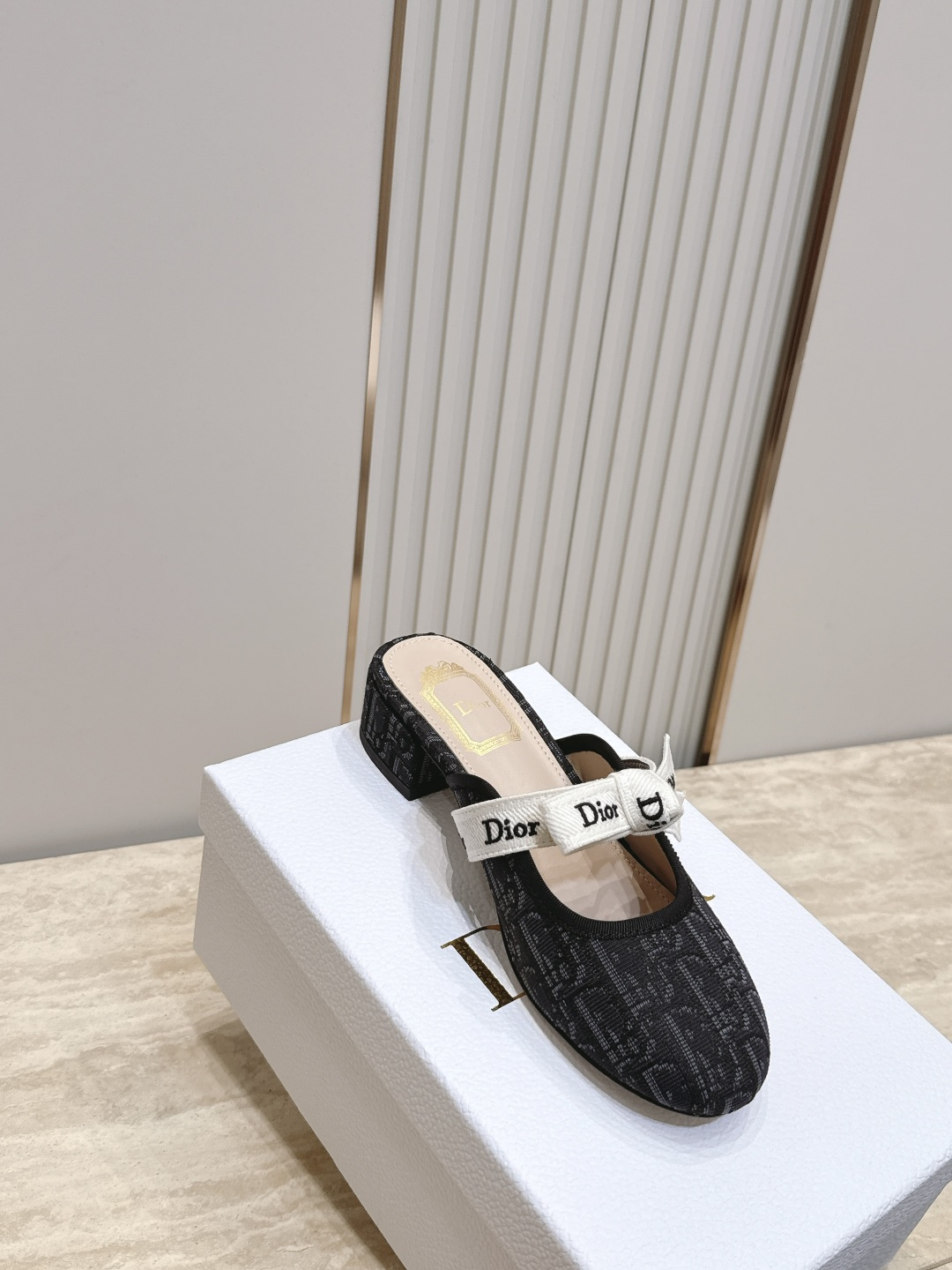 Dior 迪奥 26ss早秋系列 新款织带珍珠蝴蝶结中跟单鞋半拖鞋 以品牌经典标志性的字母织带装饰打造,搭配同色系的皮质 Dior 迪奥 26ss早秋系列 新款织带珍珠蝴蝶结中跟单鞋半拖鞋 以品牌经典标志性的字母织带装饰打造,搭配同色系的皮质