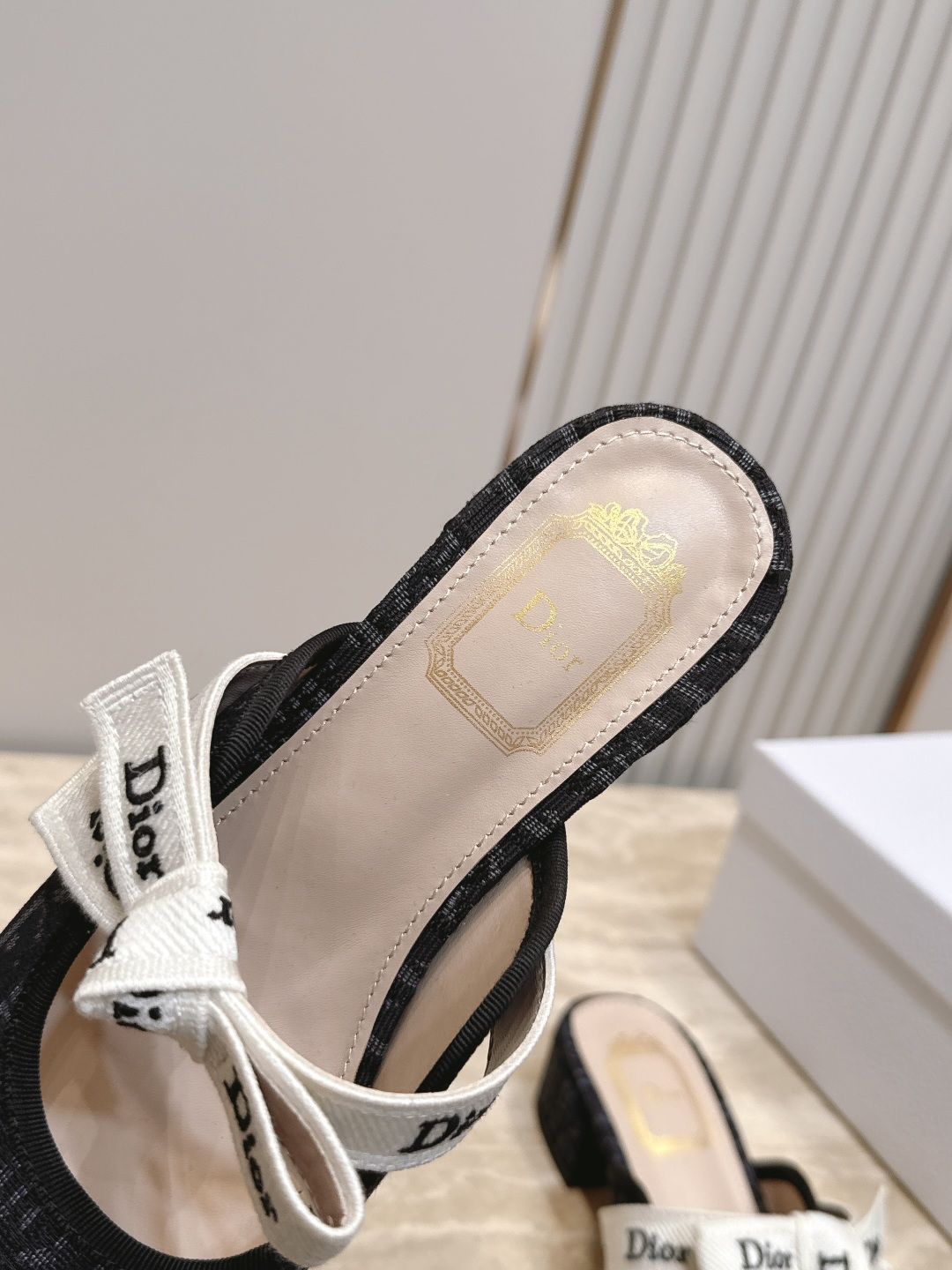 Dior 迪奥 26ss早秋系列 新款织带珍珠蝴蝶结中跟单鞋半拖鞋 以品牌经典标志性的字母织带装饰打造,搭配同色系的皮质 Dior 迪奥 26ss早秋系列 新款织带珍珠蝴蝶结中跟单鞋半拖鞋 以品牌经典标志性的字母织带装饰打造,搭配同色系的皮质
