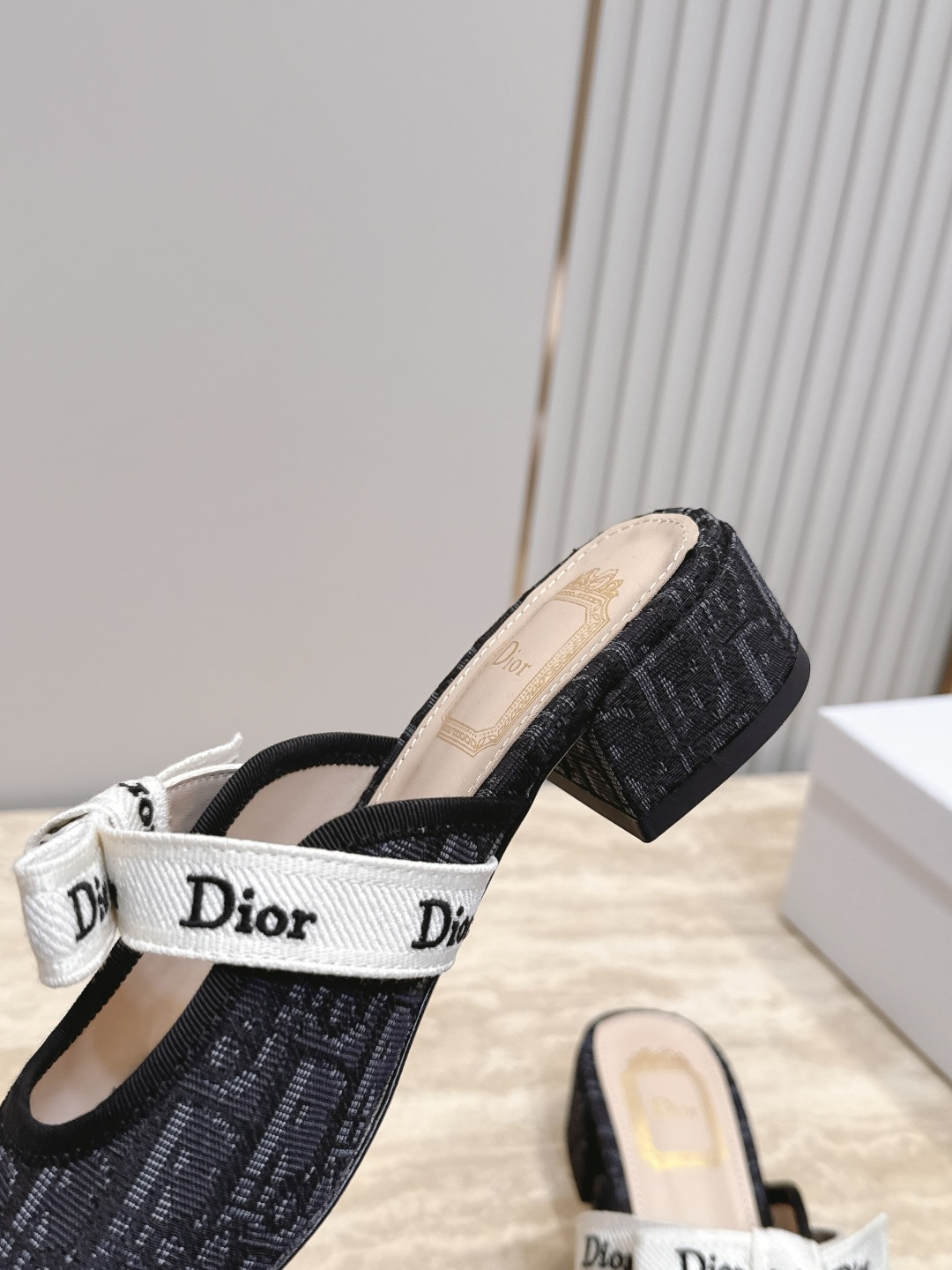 Dior 迪奥 26ss早秋系列 新款织带珍珠蝴蝶结中跟单鞋半拖鞋 以品牌经典标志性的字母织带装饰打造,搭配同色系的皮质 Dior 迪奥 26ss早秋系列 新款织带珍珠蝴蝶结中跟单鞋半拖鞋 以品牌经典标志性的字母织带装饰打造,搭配同色系的皮质