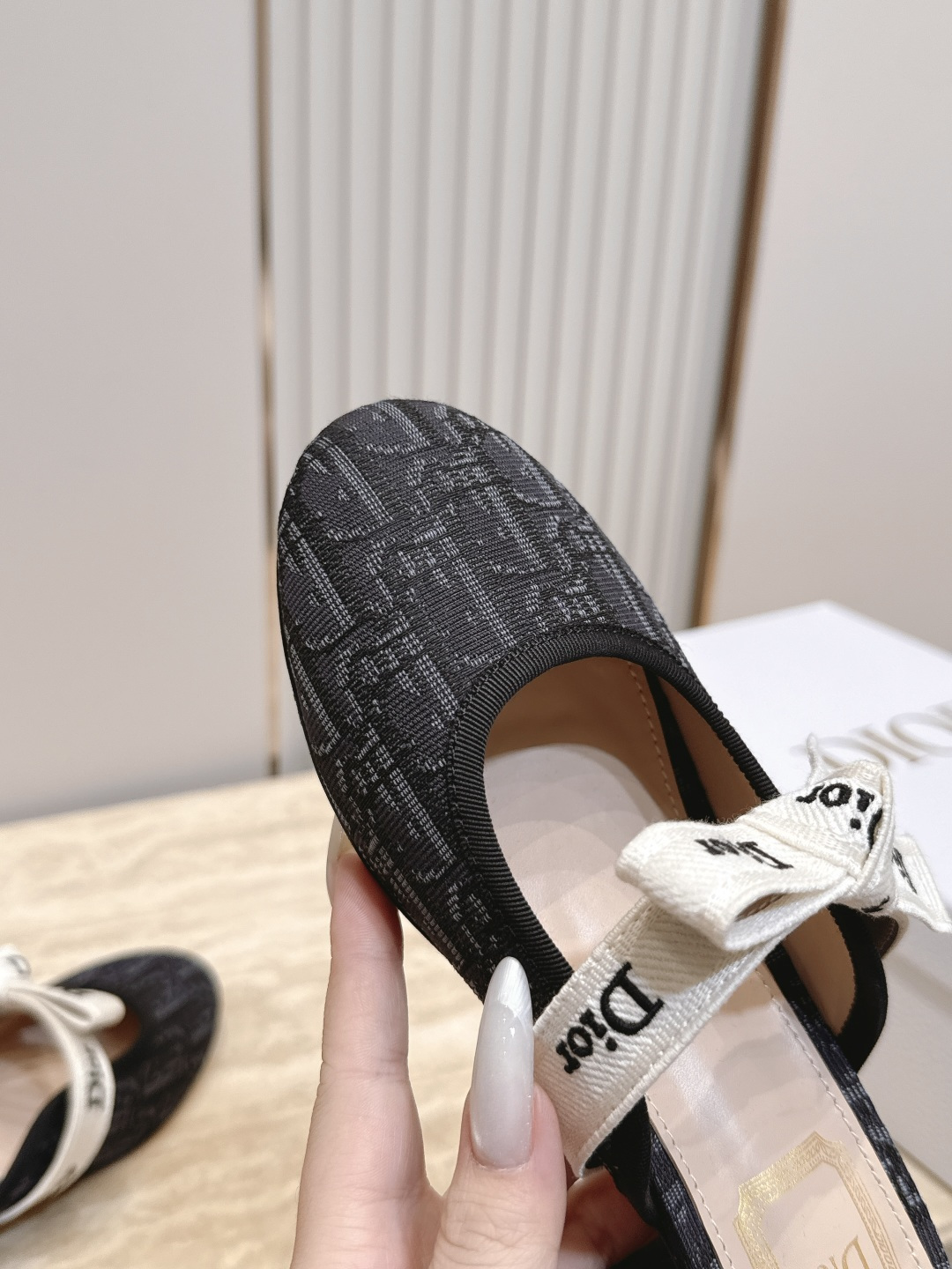 Dior 迪奥 26ss早秋系列 新款织带珍珠蝴蝶结中跟单鞋半拖鞋 以品牌经典标志性的字母织带装饰打造,搭配同色系的皮质 Dior 迪奥 26ss早秋系列 新款织带珍珠蝴蝶结中跟单鞋半拖鞋 以品牌经典标志性的字母织带装饰打造,搭配同色系的皮质