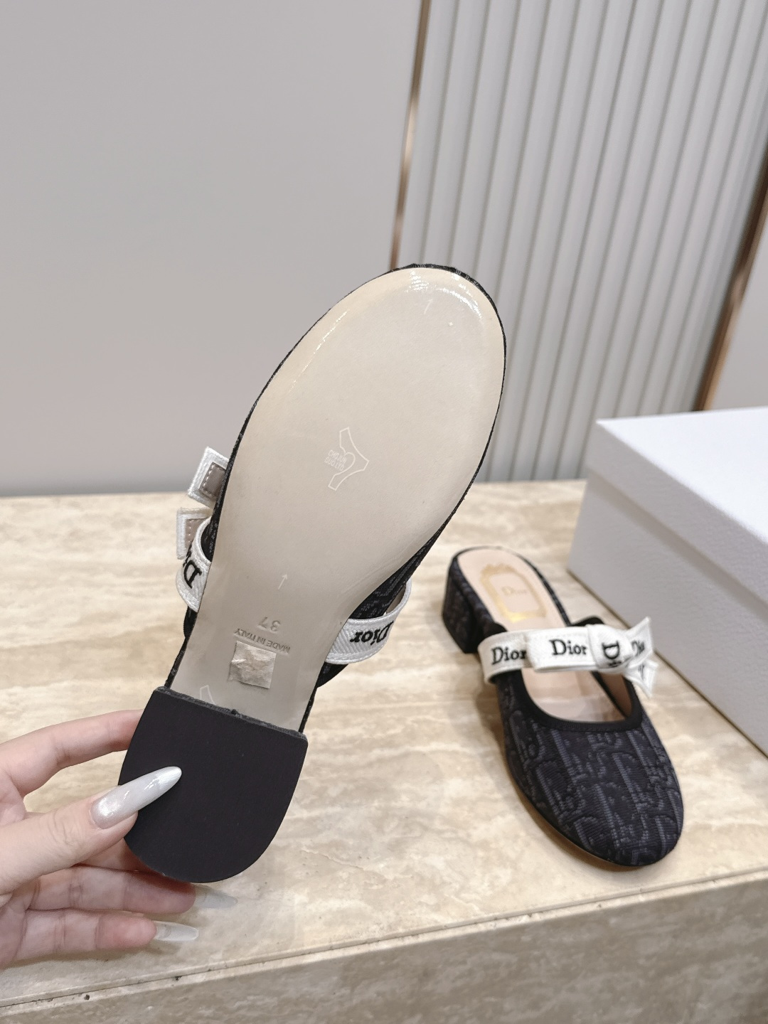 Dior 迪奥 26ss早秋系列 新款织带珍珠蝴蝶结中跟单鞋半拖鞋 以品牌经典标志性的字母织带装饰打造,搭配同色系的皮质 Dior 迪奥 26ss早秋系列 新款织带珍珠蝴蝶结中跟单鞋半拖鞋 以品牌经典标志性的字母织带装饰打造,搭配同色系的皮质