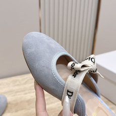 Dior 迪奥 26ss早秋系列 新款织带珍珠蝴蝶结中跟单鞋半拖鞋 以品牌经典标志性的字母织带装饰打造,搭配同色系的皮质 Dior 迪奥 26ss早秋系列 新款织带珍珠蝴蝶结中跟单鞋半拖鞋 以品牌经典标志性的字母织带装饰打造,搭配同色系的皮质