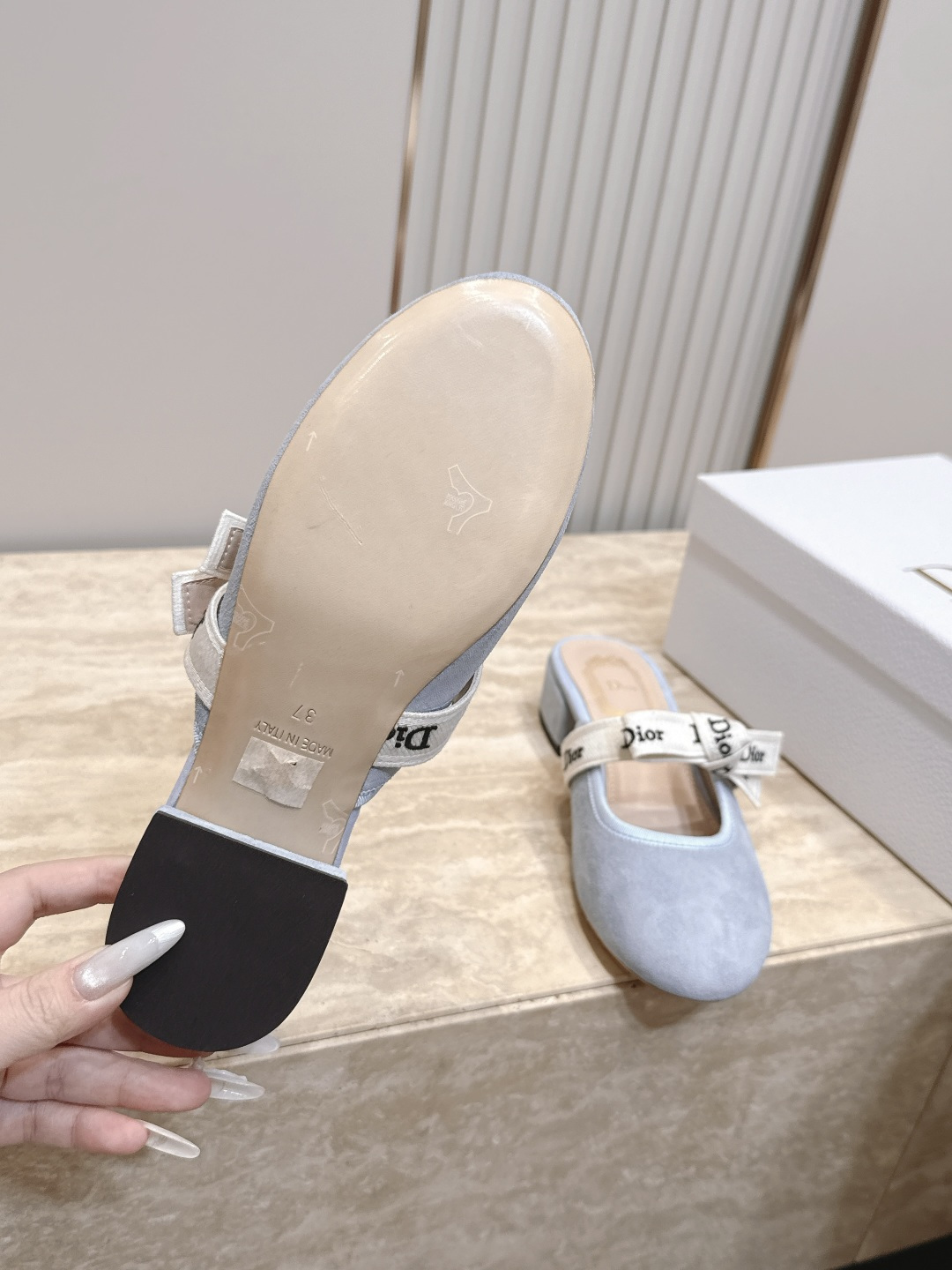 Dior 迪奥 26ss早秋系列 新款织带珍珠蝴蝶结中跟单鞋半拖鞋 以品牌经典标志性的字母织带装饰打造,搭配同色系的皮质 Dior 迪奥 26ss早秋系列 新款织带珍珠蝴蝶结中跟单鞋半拖鞋 以品牌经典标志性的字母织带装饰打造,搭配同色系的皮质