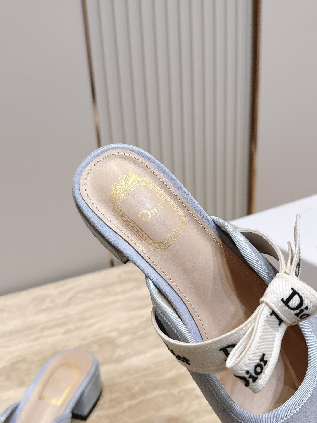 Dior 迪奥 26ss早秋系列 新款织带珍珠蝴蝶结中跟单鞋半拖鞋 以品牌经典标志性的字母织带装饰打造,搭配同色系的皮质 Dior 迪奥 26ss早秋系列 新款织带珍珠蝴蝶结中跟单鞋半拖鞋 以品牌经典标志性的字母织带装饰打造,搭配同色系的皮质