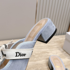 Dior 迪奥 26ss早秋系列 新款织带珍珠蝴蝶结中跟单鞋半拖鞋 以品牌经典标志性的字母织带装饰打造,搭配同色系的皮质 Dior 迪奥 26ss早秋系列 新款织带珍珠蝴蝶结中跟单鞋半拖鞋 以品牌经典标志性的字母织带装饰打造,搭配同色系的皮质