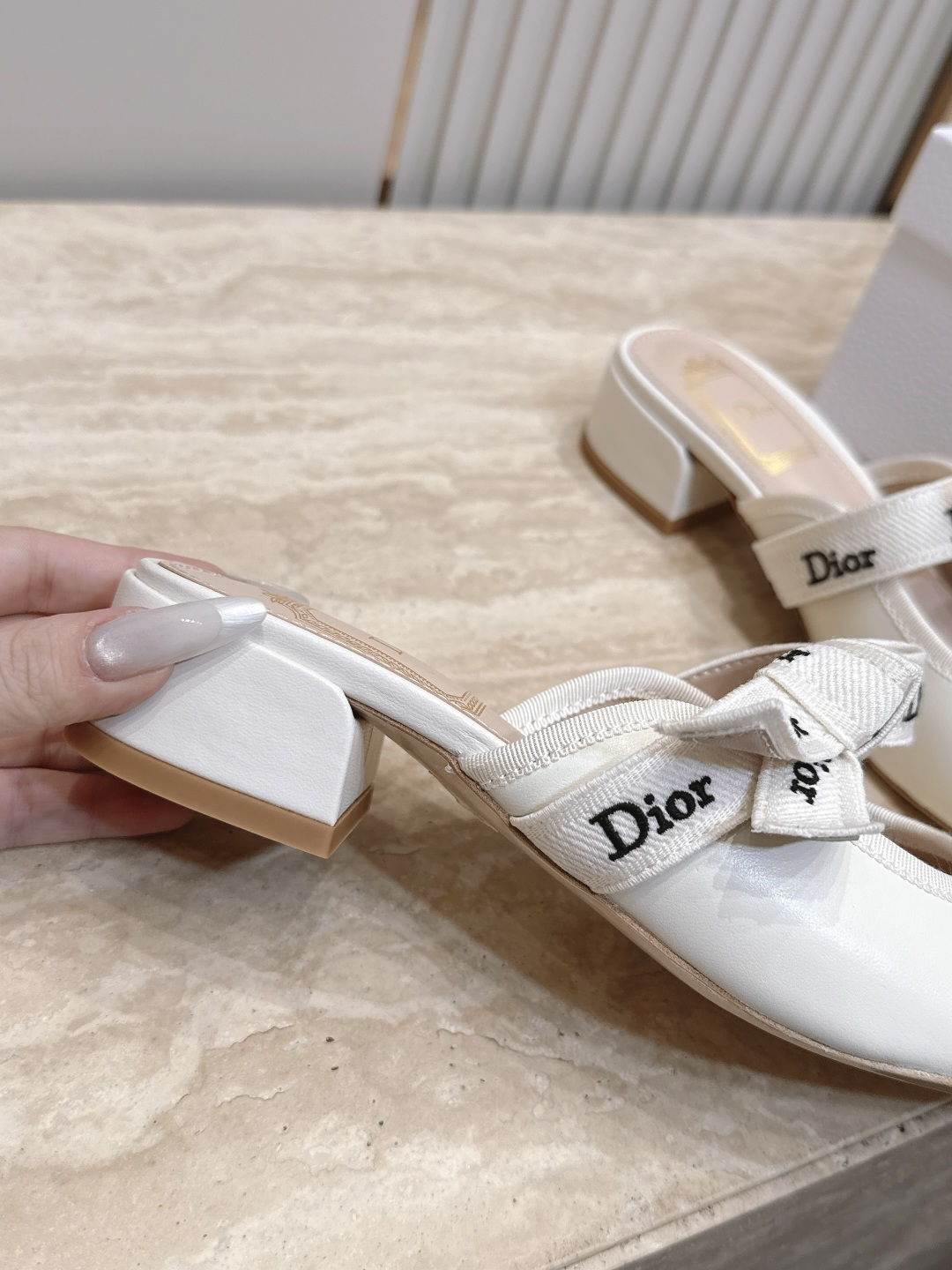 Dior 迪奥 26ss早秋系列 新款织带珍珠蝴蝶结中跟单鞋半拖鞋 以品牌经典标志性的字母织带装饰打造,搭配同色系的皮质 Dior 迪奥 26ss早秋系列 新款织带珍珠蝴蝶结中跟单鞋半拖鞋 以品牌经典标志性的字母织带装饰打造,搭配同色系的皮质