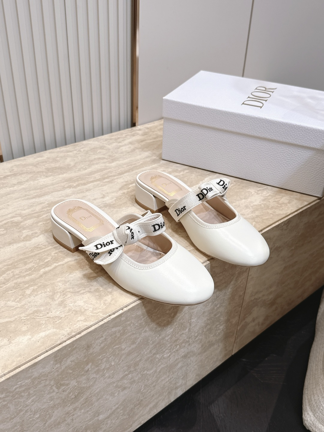 Dior 迪奥 26ss早秋系列 新款织带珍珠蝴蝶结中跟单鞋半拖鞋 以品牌经典标志性的字母织带装饰打造，搭配同色系的皮质