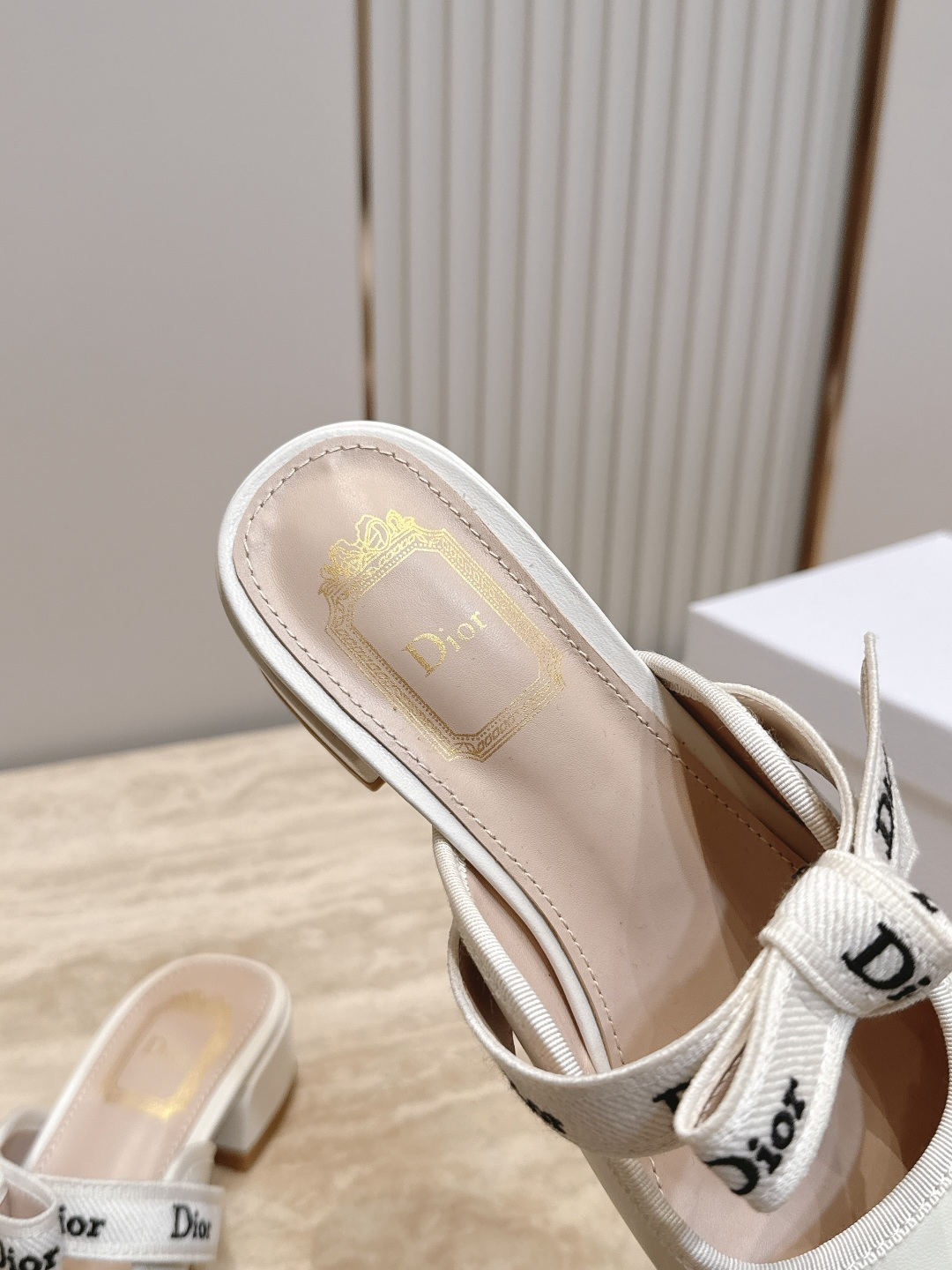 Dior 迪奥 26ss早秋系列 新款织带珍珠蝴蝶结中跟单鞋半拖鞋 以品牌经典标志性的字母织带装饰打造,搭配同色系的皮质 Dior 迪奥 26ss早秋系列 新款织带珍珠蝴蝶结中跟单鞋半拖鞋 以品牌经典标志性的字母织带装饰打造,搭配同色系的皮质
