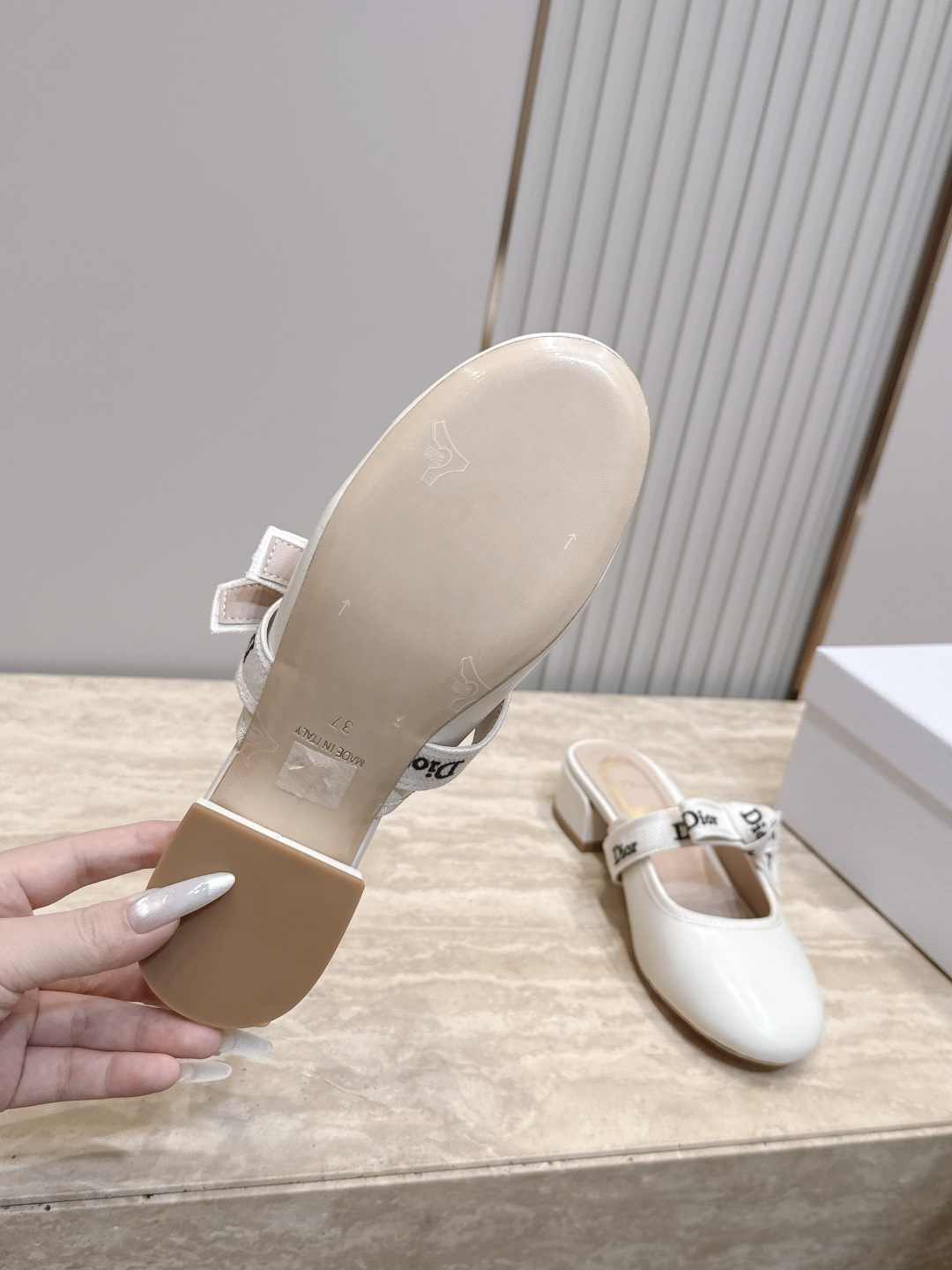 Dior 迪奥 26ss早秋系列 新款织带珍珠蝴蝶结中跟单鞋半拖鞋 以品牌经典标志性的字母织带装饰打造,搭配同色系的皮质 Dior 迪奥 26ss早秋系列 新款织带珍珠蝴蝶结中跟单鞋半拖鞋 以品牌经典标志性的字母织带装饰打造,搭配同色系的皮质