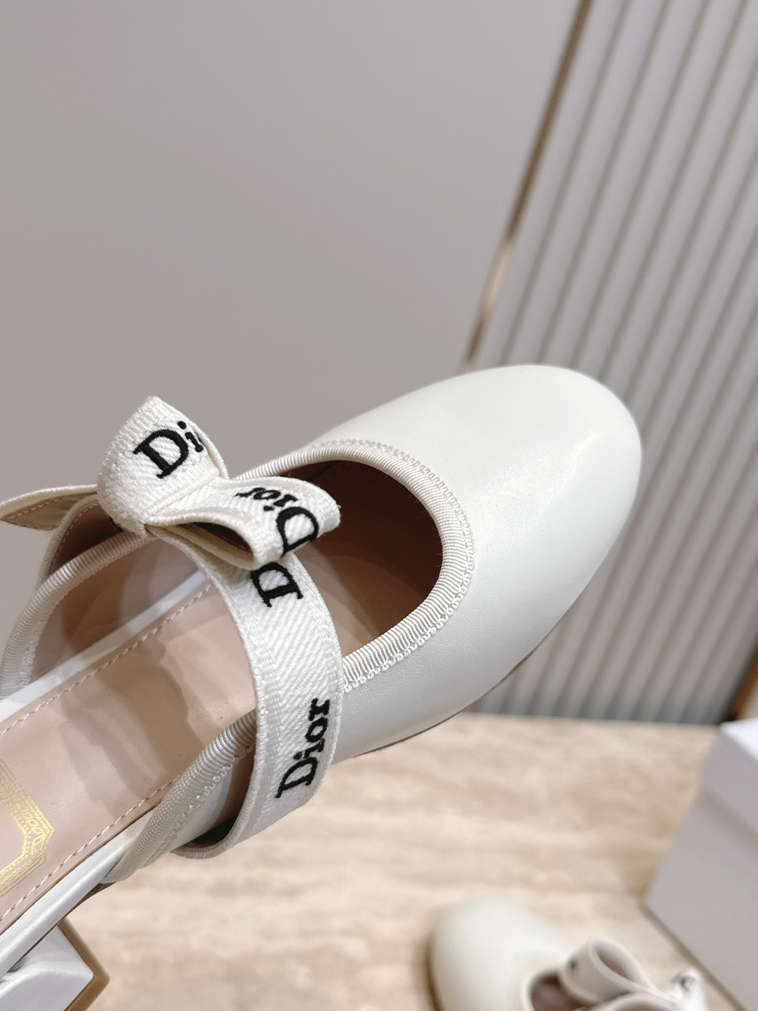 Dior 迪奥 26ss早秋系列 新款织带珍珠蝴蝶结中跟单鞋半拖鞋 以品牌经典标志性的字母织带装饰打造,搭配同色系的皮质 Dior 迪奥 26ss早秋系列 新款织带珍珠蝴蝶结中跟单鞋半拖鞋 以品牌经典标志性的字母织带装饰打造,搭配同色系的皮质