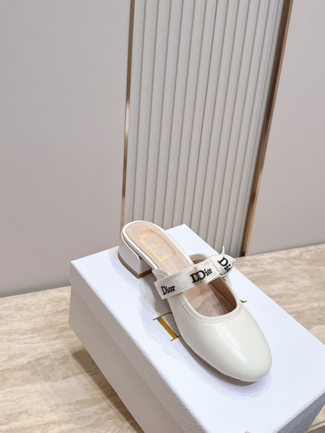 Dior 迪奥 26ss早秋系列 新款织带珍珠蝴蝶结中跟单鞋半拖鞋 以品牌经典标志性的字母织带装饰打造,搭配同色系的皮质 Dior 迪奥 26ss早秋系列 新款织带珍珠蝴蝶结中跟单鞋半拖鞋 以品牌经典标志性的字母织带装饰打造,搭配同色系的皮质