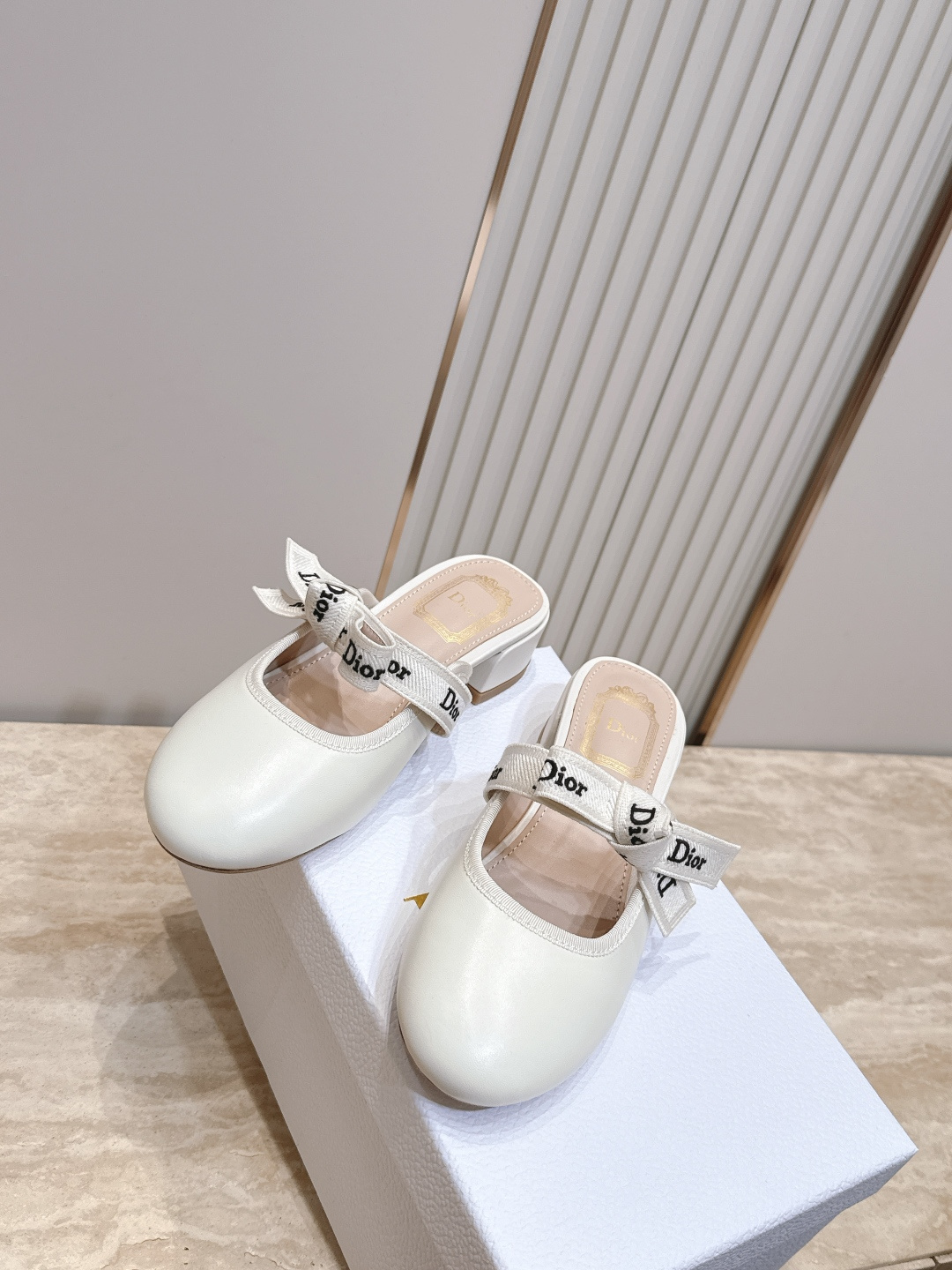 Dior 迪奥 26ss早秋系列 新款织带珍珠蝴蝶结中跟单鞋半拖鞋 以品牌经典标志性的字母织带装饰打造,搭配同色系的皮质 Dior 迪奥 26ss早秋系列 新款织带珍珠蝴蝶结中跟单鞋半拖鞋 以品牌经典标志性的字母织带装饰打造,搭配同色系的皮质