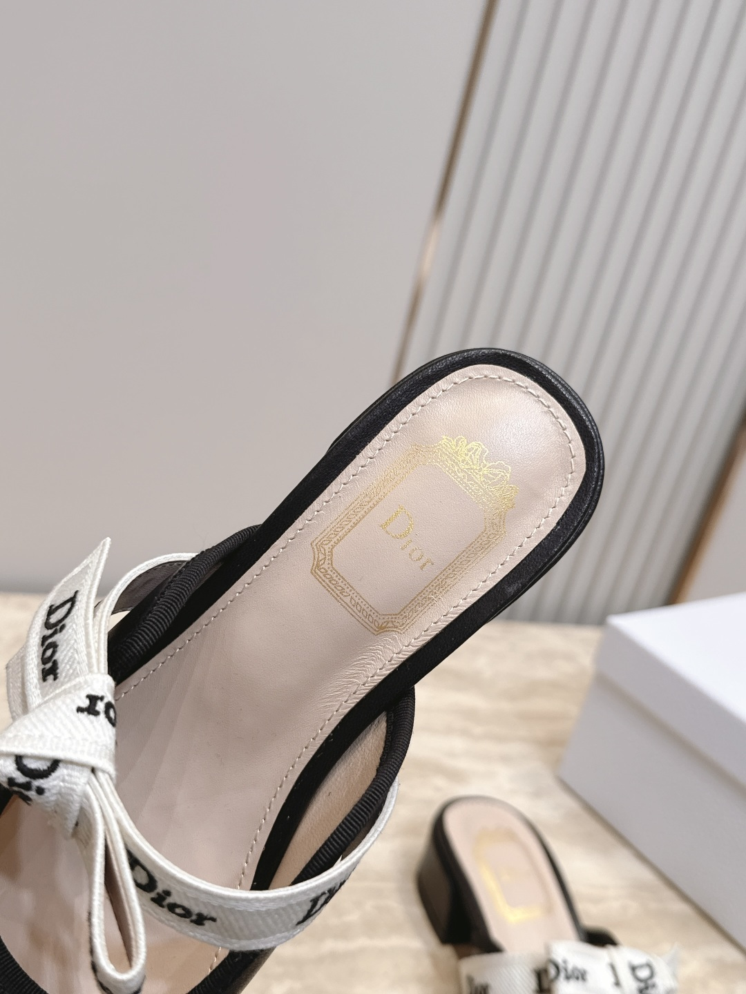 Dior 迪奥 26ss早秋系列 新款织带珍珠蝴蝶结中跟单鞋半拖鞋 以品牌经典标志性的字母织带装饰打造,搭配同色系的皮质 Dior 迪奥 26ss早秋系列 新款织带珍珠蝴蝶结中跟单鞋半拖鞋 以品牌经典标志性的字母织带装饰打造,搭配同色系的皮质