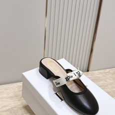 Dior 迪奥 26ss早秋系列 新款织带珍珠蝴蝶结中跟单鞋半拖鞋 以品牌经典标志性的字母织带装饰打造,搭配同色系的皮质 Dior 迪奥 26ss早秋系列 新款织带珍珠蝴蝶结中跟单鞋半拖鞋 以品牌经典标志性的字母织带装饰打造,搭配同色系的皮质