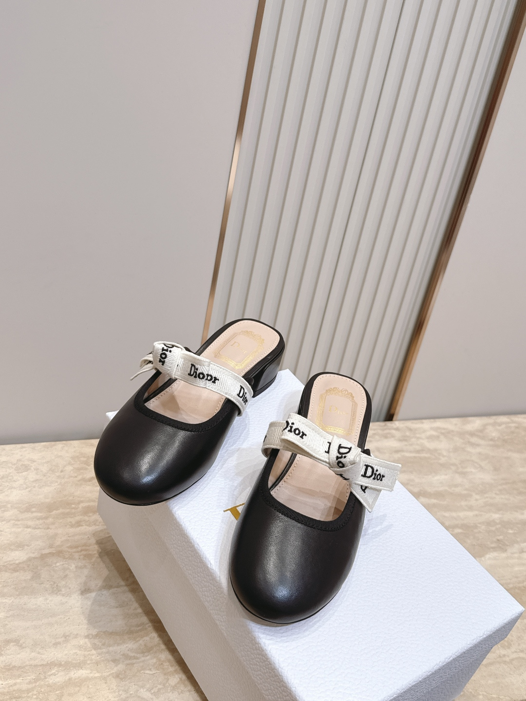 Dior 迪奥 26ss早秋系列 新款织带珍珠蝴蝶结中跟单鞋半拖鞋 以品牌经典标志性的字母织带装饰打造,搭配同色系的皮质 Dior 迪奥 26ss早秋系列 新款织带珍珠蝴蝶结中跟单鞋半拖鞋 以品牌经典标志性的字母织带装饰打造,搭配同色系的皮质