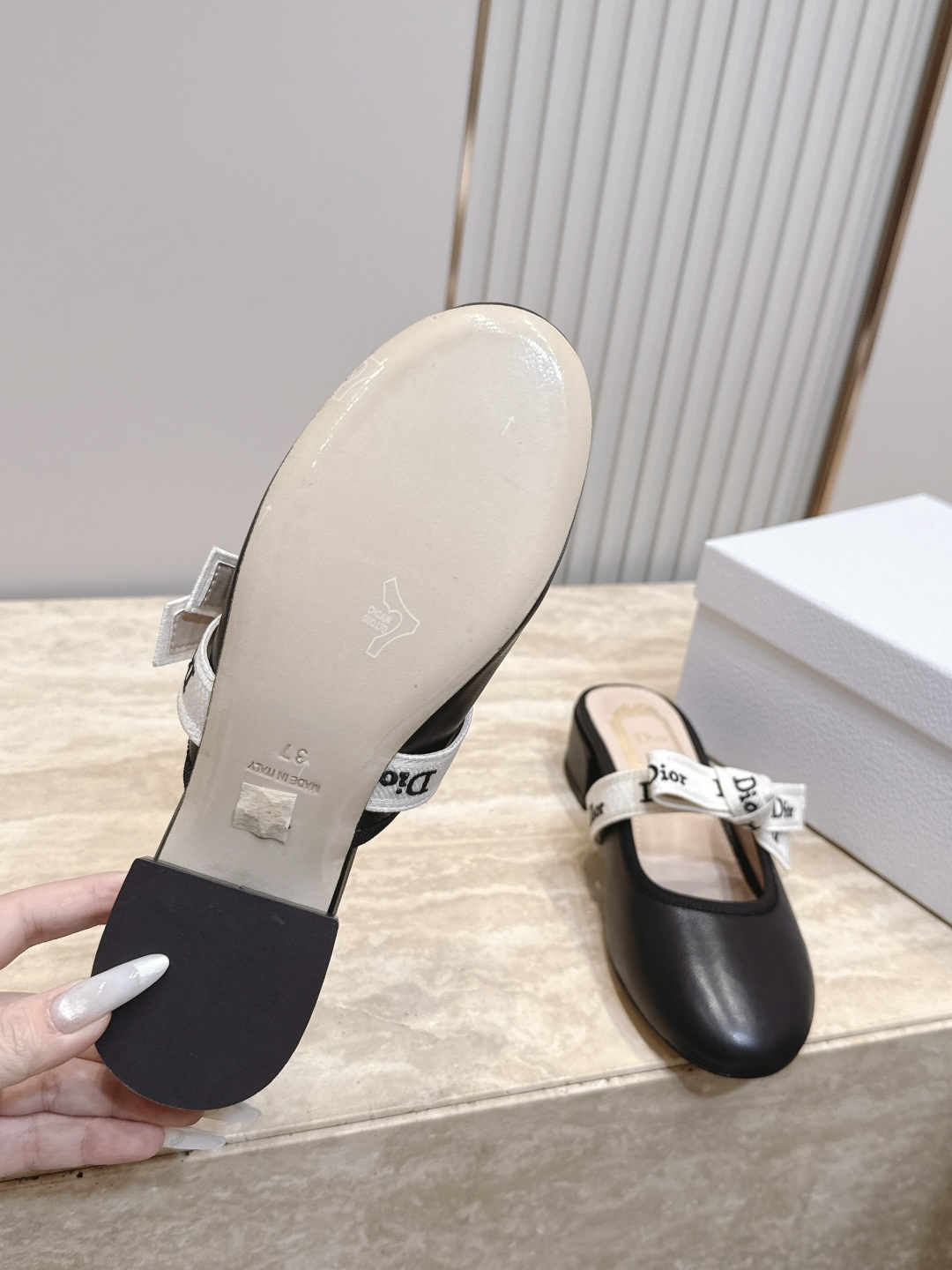 Dior 迪奥 26ss早秋系列 新款织带珍珠蝴蝶结中跟单鞋半拖鞋 以品牌经典标志性的字母织带装饰打造,搭配同色系的皮质 Dior 迪奥 26ss早秋系列 新款织带珍珠蝴蝶结中跟单鞋半拖鞋 以品牌经典标志性的字母织带装饰打造,搭配同色系的皮质