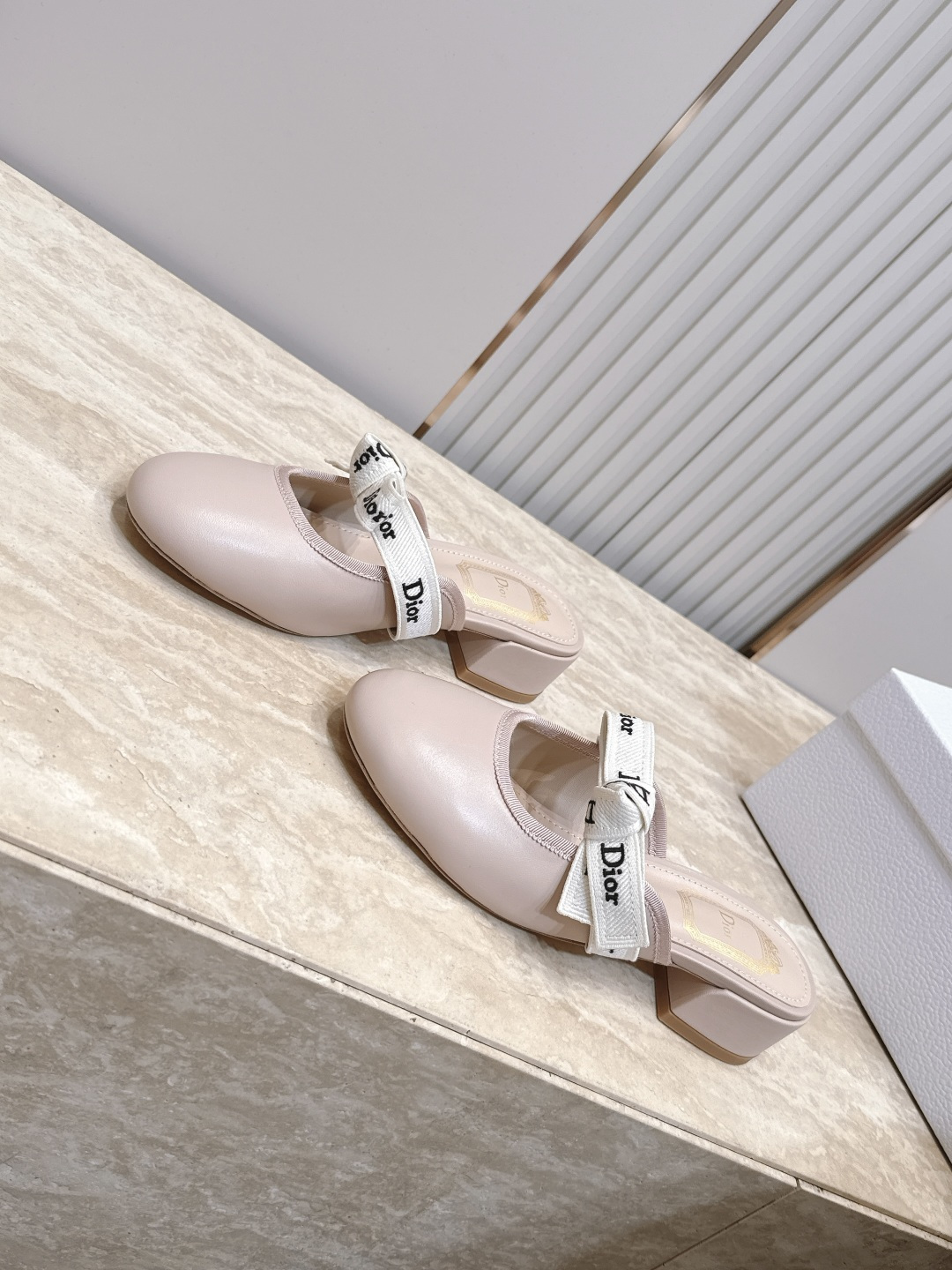 Dior 迪奥 26ss早秋系列 新款织带珍珠蝴蝶结中跟单鞋半拖鞋 以品牌经典标志性的字母织带装饰打造，搭配同色系的皮质