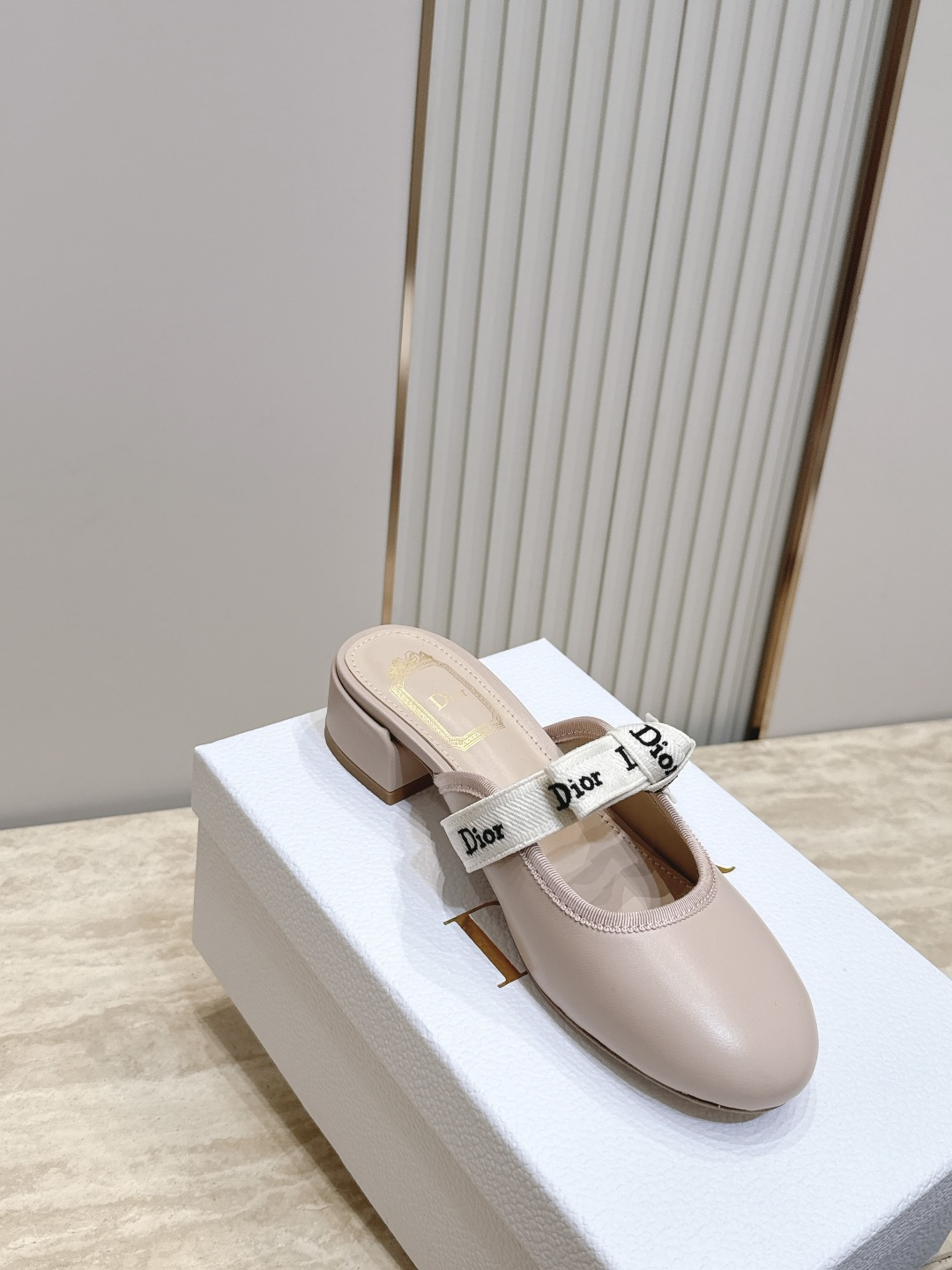 Dior 迪奥 26ss早秋系列 新款织带珍珠蝴蝶结中跟单鞋半拖鞋 以品牌经典标志性的字母织带装饰打造，搭配同色系的皮质