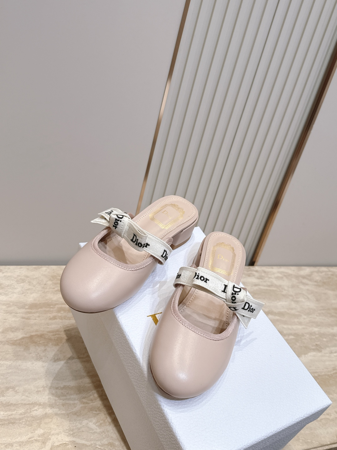 Dior 迪奥 26ss早秋系列 新款织带珍珠蝴蝶结中跟单鞋半拖鞋 以品牌经典标志性的字母织带装饰打造，搭配同色系的皮质