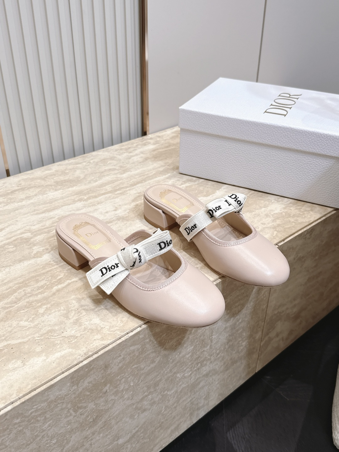 Dior 迪奥 26ss早秋系列 新款织带珍珠蝴蝶结中跟单鞋半拖鞋 以品牌经典标志性的字母织带装饰打造，搭配同色系的皮质